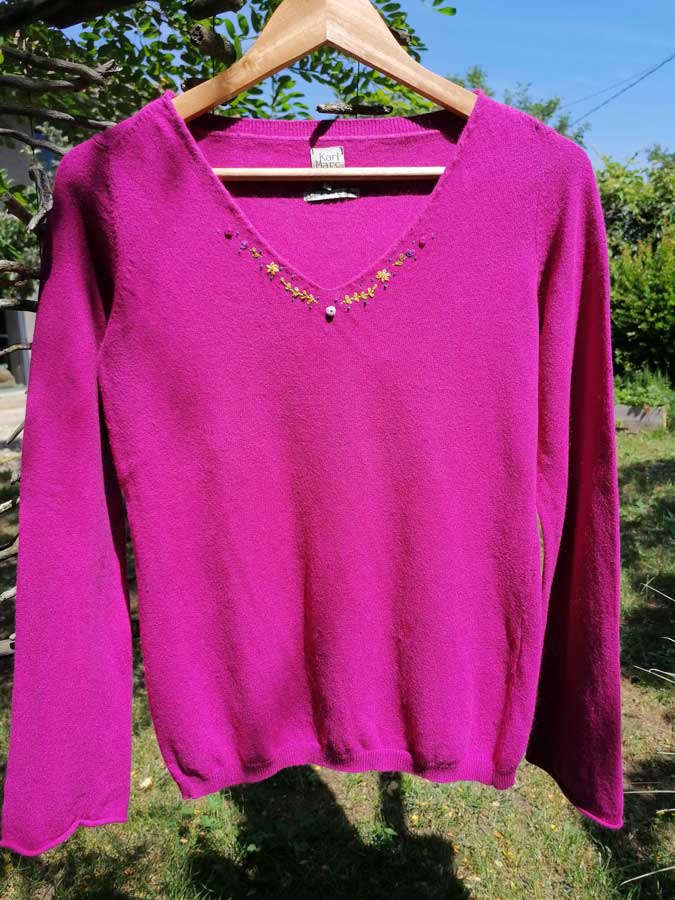 broderie sur pull fushia