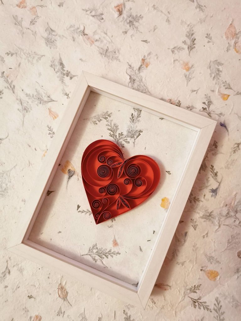 Coeur en papier dans un cadre